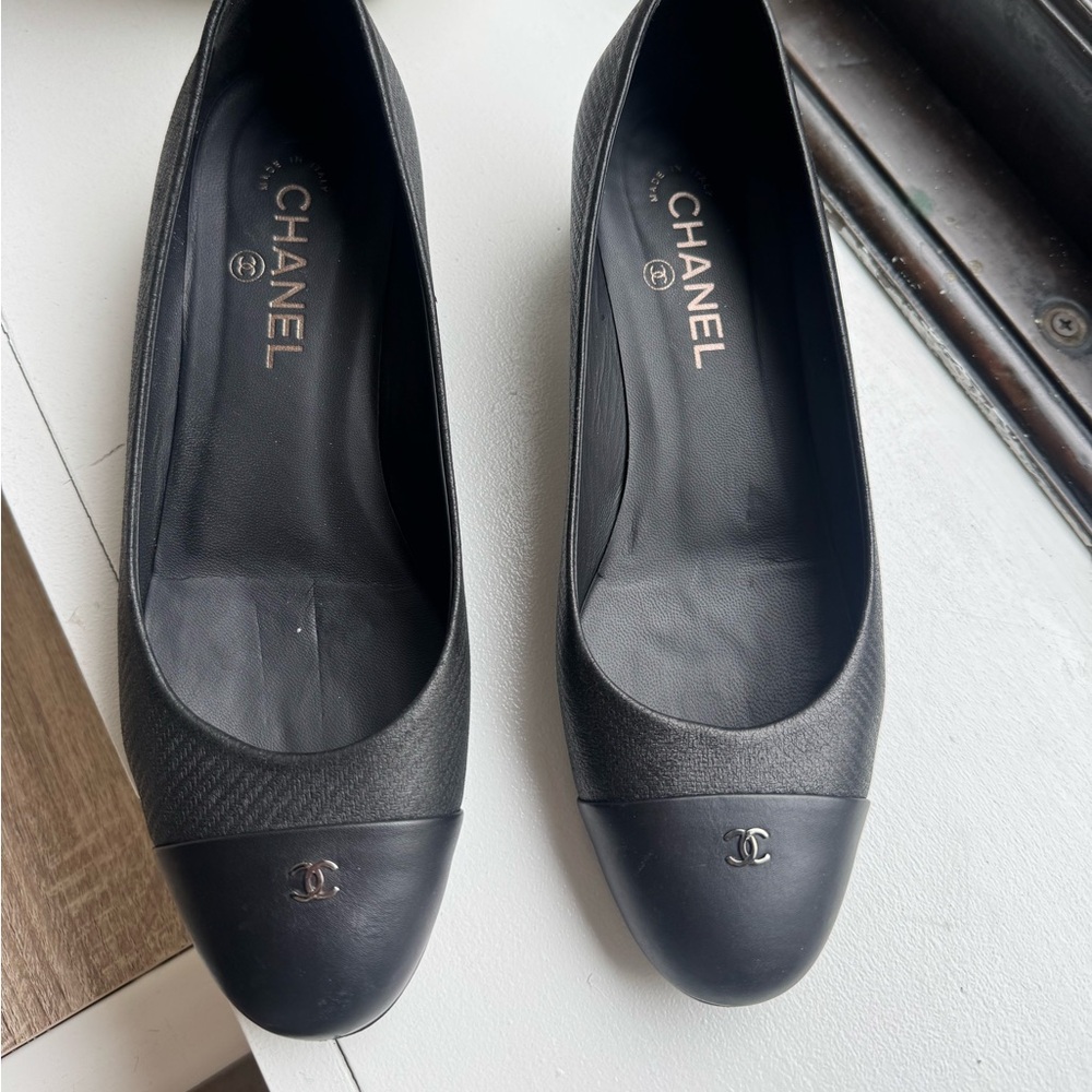 CHANEL cap toe black pumps - Picture 3 of 16